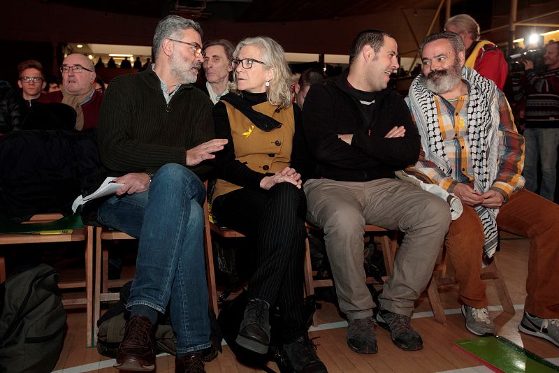 La CUP despide de la campaña en Barcelona El cabeza de lista de la CUP por Barcelona, Carles Riera (i), charla con la regidora de la CUP María José Lecha (2i), junto al alcalde José Manuel Sánchez Gordillo (d), en el mitin de final de campaña de la C
