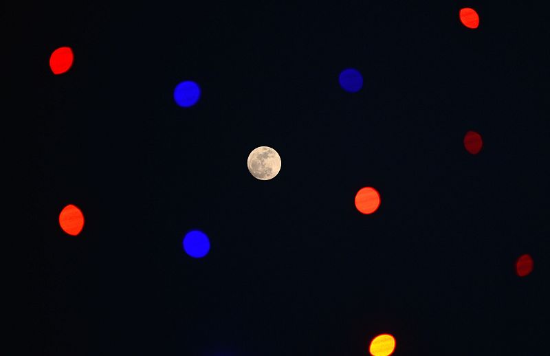 Instantánea tomada junto a unas luces decorativas en la ciudad india de Jalandhar.