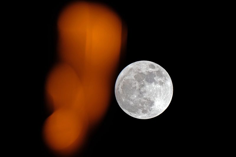 La primera superluna de 2018, sobre el cielo de Marsella.