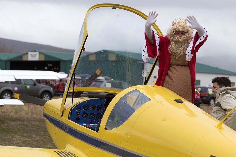 Los Reyes Magos llegan en avioneta a Ávila