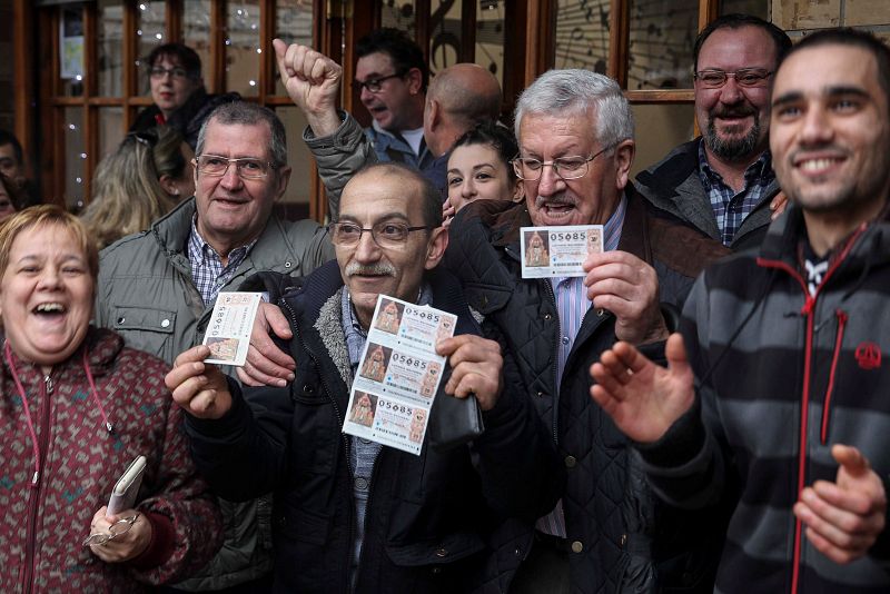 Clientes y dueños del Bar Ziortza en Bilbao, donde se han repartido más de 25 millones