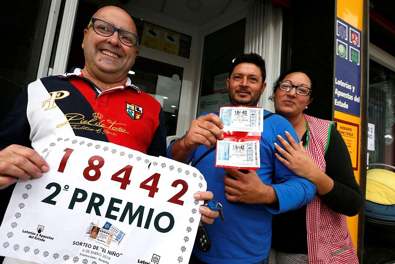 Familia residente en la localidad de Benijófa a la que le ha tocado el segundo premio de la Lotería del Niño, tras tocarle un quinto en la de Navidad