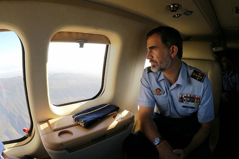 El rey mira por la ventanilla del helicóptero la isla de Gran Canaria el 14 de diciembre de 2017