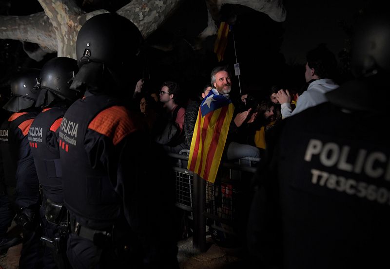 Los manifestantes independentistas deciden acampar frente al Parlament