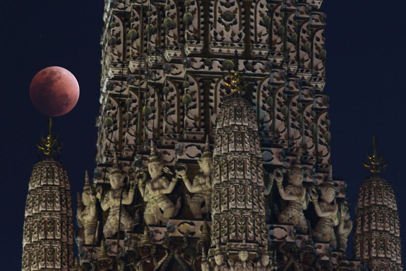 La superluna azul de sangre, vista durante el eclipse en un templo de Bangkok, Tailandia.