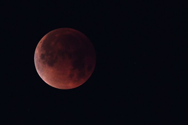 Así se ha visto la Luna llena en Los Angeles, Estados Unidos.