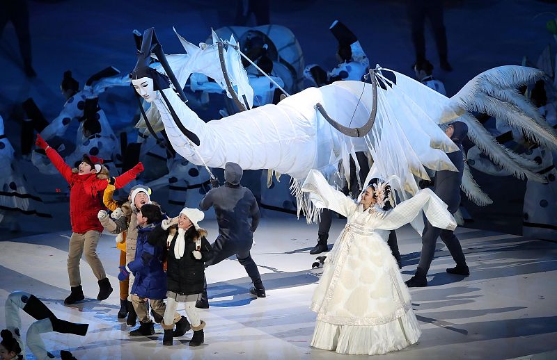 Cinco niños han sido protagonistas del comienzo de la ceremonia, representando elementos como el agua, la tierra o el fuego.