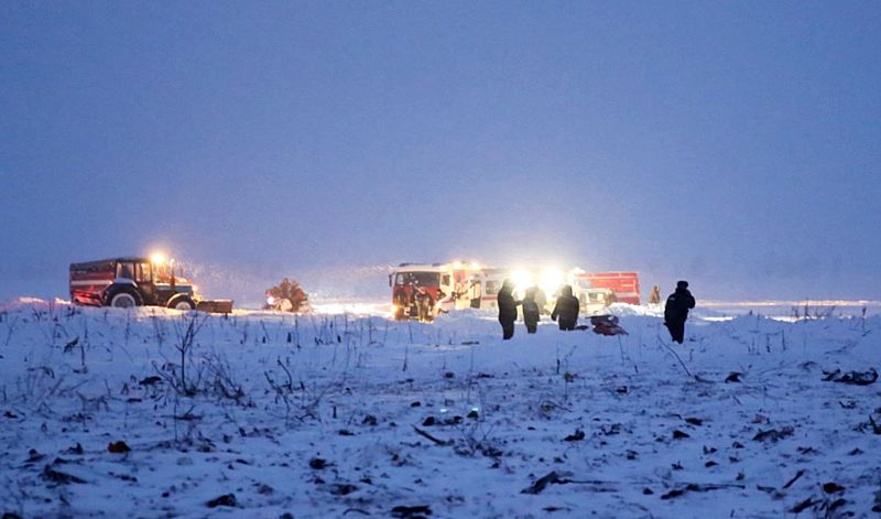 Los equipos de rescate trabajan cerca de la localidad de Arguntsevo, donde se ha estrellado el AN-148 de Saratov Airlines