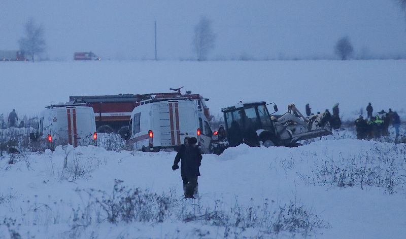 Emergency services work at the scene where a short-haul regional AnLos trabajos de recuperación de los cuerpos de las víctimas son complicados por la gran cantidad de nieve sobre el terreno