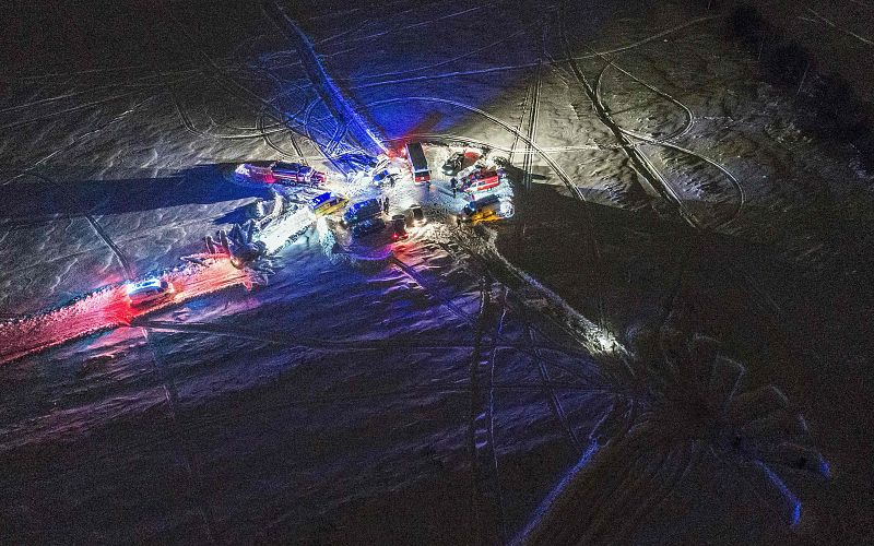 Los servicios de emergencia desplegados en el lugar del accidente
