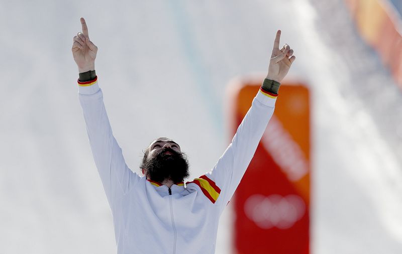 Hernández ha apuntado hacia el cielo en la ceremonia de premiación y luego se ha acordado de "los que ya no están". El mundo del snowboard perdió el año pasado al precursos de la modalidad de cross, Israel Planas; y hace tres a un amigo de Regino, Án