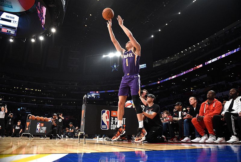 El jugador Devin Booker, de Phoenix Suns, ganador del concurso de triples