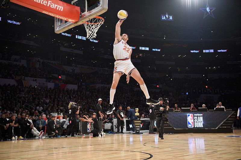 Larry Nance Jr. realiza un mate llevando la camiseta de su padre
