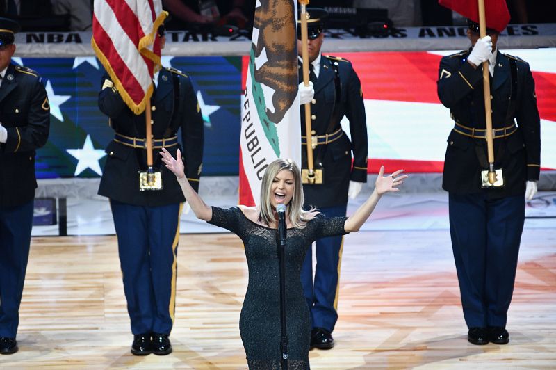 Fergie canta el himno estadounidense ante del partido