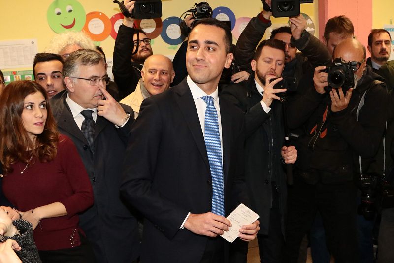El candidato del Movimiento Cinco Estrellas, Luigi Di Maio, antes de votar