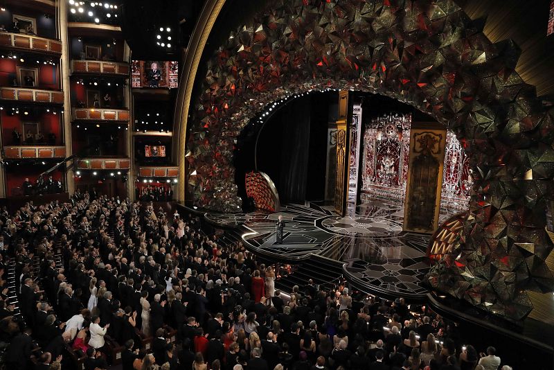La actriz Eva Marie Saint anuncia al ganador del Oscar al Mejor Vestuario para 'El hilo invisible'