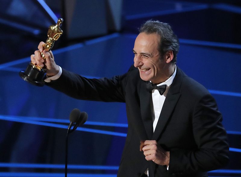 El compositor Alexandre Desplat, con su Oscar por la Mejor Banda Sonora Original por la música de 'La forma del agua'