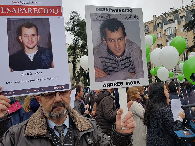 El padre de Andrés Mora sostiene dos fotos de su hijo, desaparecido hace seis años en Valencia