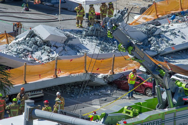 Varios muertos al derrumbarse puente para peatones sobre carretera de Miami
