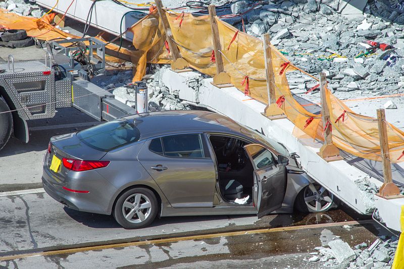 Varios muertos al derrumbarse puente para peatones sobre carretera de Miami