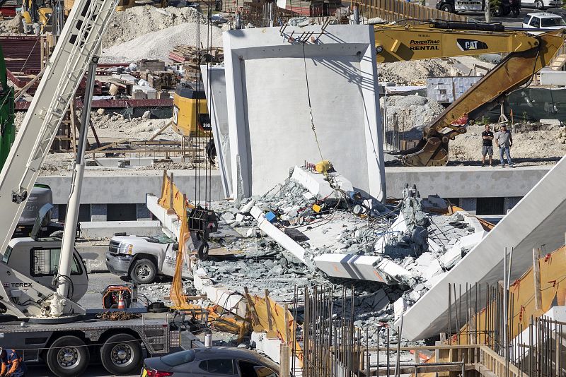 Varios muertos al derrumbarse puente para peatones sobre carretera de Miami