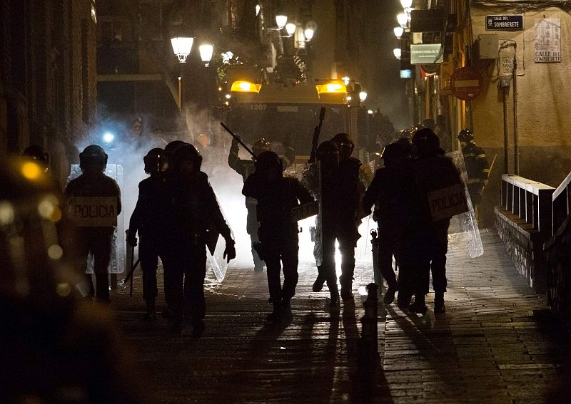 Agentes antidisturbios en una de las calles de Lavapiés