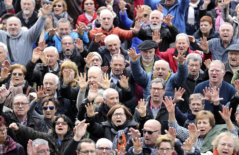 Pensionistas durante la concentración en Bilbao de la plataforma de asociaciones de jubilados, viudas y pensionistas de Bizkaia