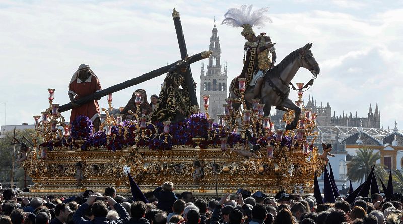 Miles de fieles siguen al Santísimo Cristo de las Tres Caídas de la hermandad de La Esperanza de Triana, a su paso por el puente de Triana