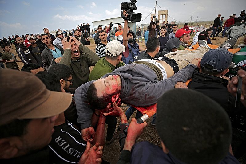 Varios palestinos trasladan a un muerto durante los enfrentamientos con soldados israelíes en el este de Beit Hanun, norte de la Franja de Gaza