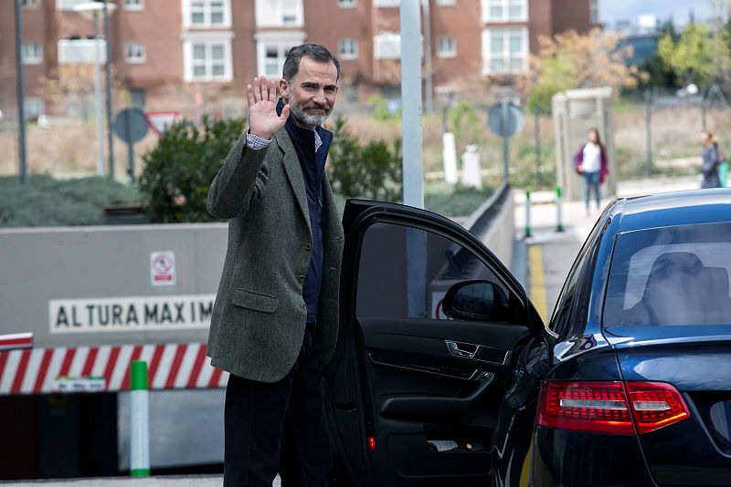 El rey Felipe VI saluda a su salida de la Clínica Universitaria La Moraleja