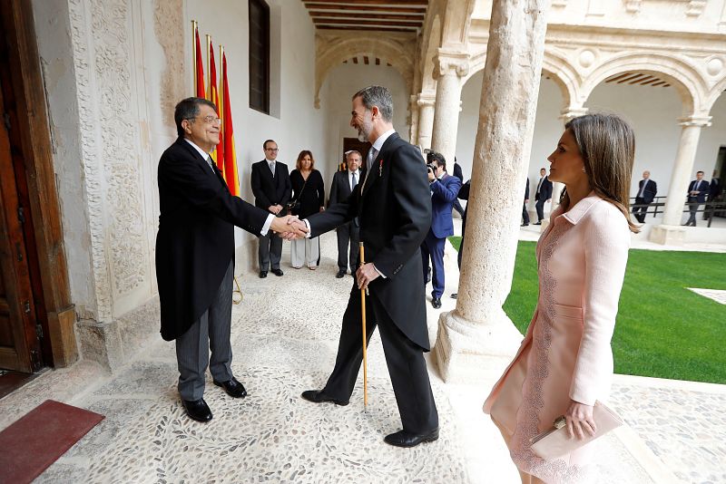 Los reyes saludan al escritor nicaragüense Sergio Ramírez en la entrega del Premio Cervantes 2017