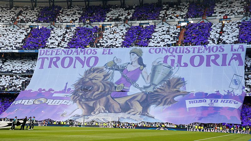 Los aficionados del Real Madrid han desplegado una gran bandera con un lema de ánmio a su equipo.