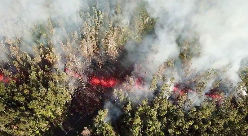 Lava emergiendo del suelo tras la erupción