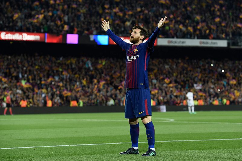 Leo Messi hace rendirse al Camp Nou con el segundo gol blaugrana.