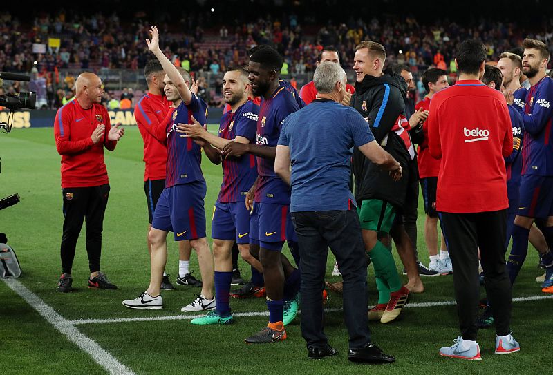 Los miembros del cuerpo técnico hicieron pasillo a los jugadores a petición de Piqué.