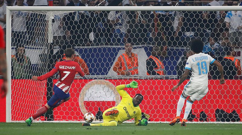 Antoine Griezmann adelanta al Atlético al marcar el primer gol.