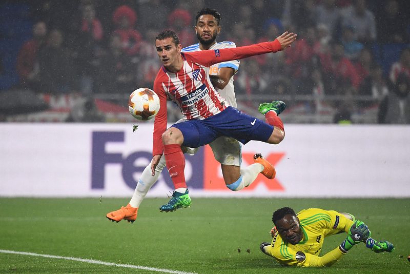 Griezmann le pica la pelota a Mandanda para materializar el segundo gol del Atlético.