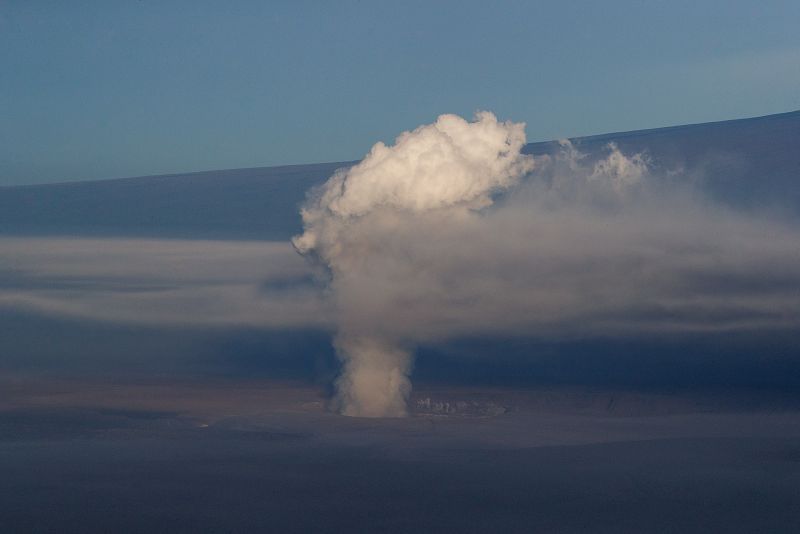 Un 'hongo' de cenizas y humo volcánicos