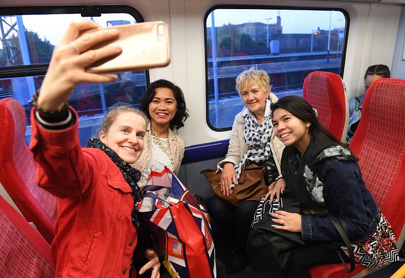 La gente ha llenado los trenes procedentes de Londres con dirección a Windsor