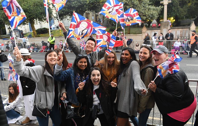 La gente que ha acudido a Windsor, entusiasmada con la boda real