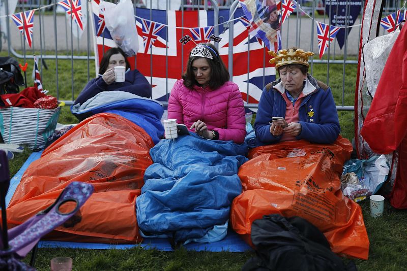 Tres mujeres esperan la llegada del príncipe Enrique y Meghan Markle