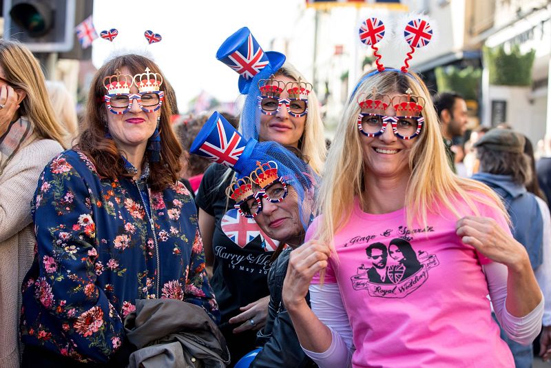 La gente, feliz en las calles por la boda del príncipe Enrique y Meghan Markle