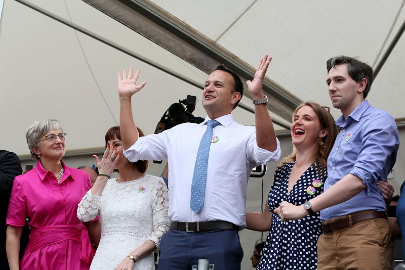 El primer ministro irlandés Leo Varadkar acompañado por miembros del Gobierno en el Castillo de Dublin, mientras esperan los resultados oficiales