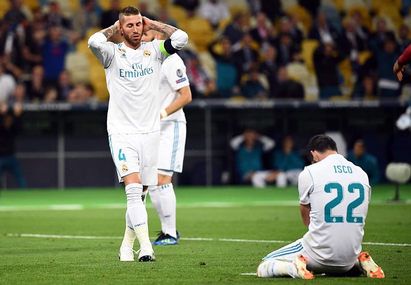 Isco se lamenta de una ocasión perdida, tras estrellar contra el larguero un balón franco.