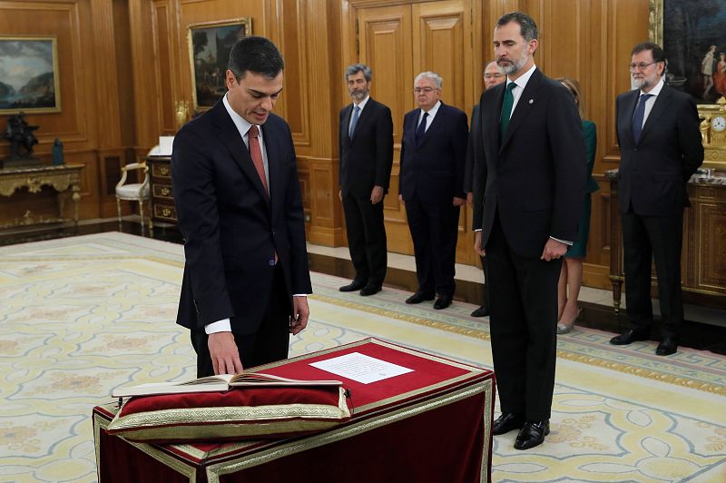 El líder del PSOE, Pedro Sánchez, promete el cargo de presidente del Gobierno sin presencia de la Biblia y del crucifijo