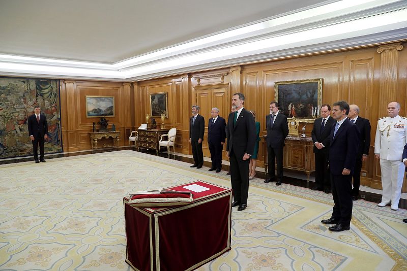 El nuevo presidente del Gobierno de España promete su cargo ante el rey