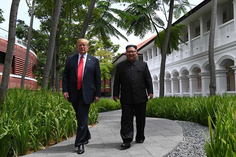 Trump y Kim se acercan a los periodistas al término del almuerzo que ha puesto fin a la cumbre.