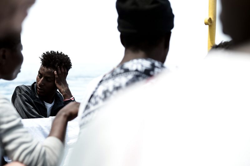 Los migrantes del Aquarius aguardan su destino