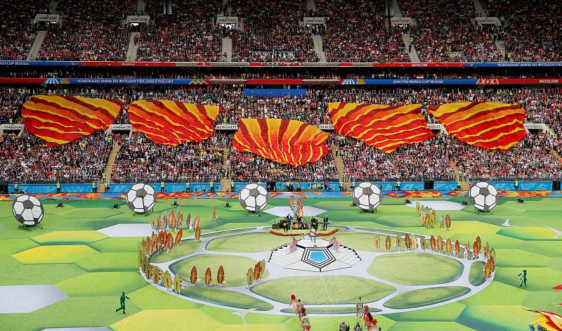 Los aficionados de las gradas del Luzhniki también participaron en la fiesta con los mosaicos.