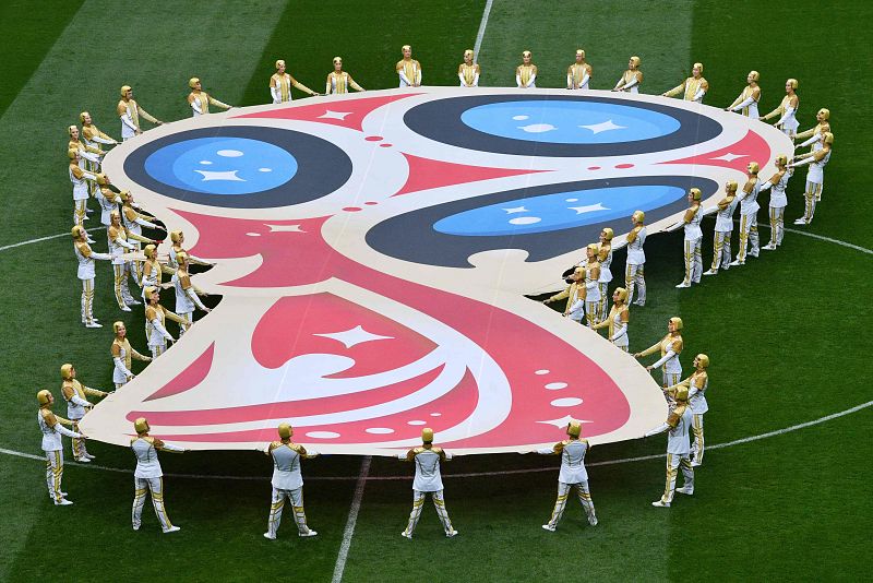 Mosaico del trofeo sobre el césped del Lushniki de Moscú.